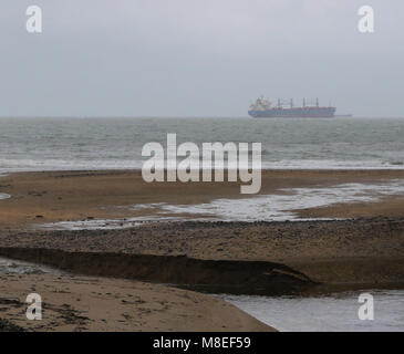 Belfast, County Down, Nordirland. 16. März 2018. UK Wetter - einen kühlen windigen und feuchten Tag im Norden bis Küstenweg neben Belfast Lough in Belfast. Feuchten wweather hielten die meisten Leute am Strand. Quelle: David Hunter/Alamy Leben Nachrichten. Stockfoto