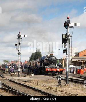 Kidderminster, Großbritannien. 16. März, 2018. Die Severn Valley Railway Sportbegeisterten auf der Vintage heritage Zugstrecke, läuft von Kidderminster, Bridgnorth, den Beginn des Frühlings Dampf Gala Kennzeichnung. Mit Sonnenschein im Überfluss, viele Menschen sind in einer Zeit, in der Reisen auf Lokomotiven wie König Edward II extravagant zu sein schien. Quelle: Lee Hudson/Alamy leben Nachrichten Stockfoto