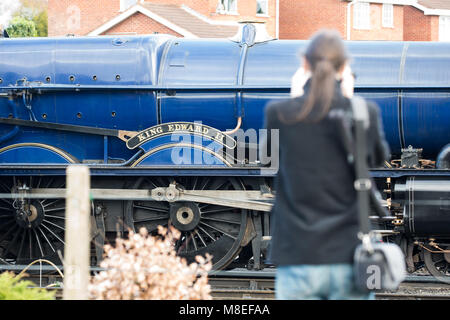 Kidderminster, Großbritannien. März 2018. Severn Valley Railway Enthusiasten machen gerne Fotos und fahren auf der historischen Eisenbahnlinie, die von Kidderminster nach Bridgnorth führt und den Beginn der SVR Spring Steam Gala markiert. Bei Sonnenschein im Überfluss gönnen sich viele Eisenbahnfreunde ihre Leidenschaft für die Nostalgie unserer britischen Dampfeisenbahnen. Credit: Lee Hudson/Alamy Live News Stockfoto