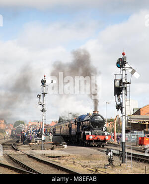 Kidderminster, Großbritannien. 16. März, 2018. Severn Valley Rail sportbegeisterten Aufnehmen von Bildern und Reisen auf dem Dampf rail line von Kidderminster, Bridgnorth, Beginn der Severn Valley Railway Feder Dampf Gala Kennzeichnung. Mit Sonnenschein im Überfluss, viele Menschen sind in einer Zeit, in der Reisen auf Lokomotiven wie der Tornado und König Edward II extravagant zu sein schien. Quelle: Lee Hudson/Alamy leben Nachrichten Stockfoto