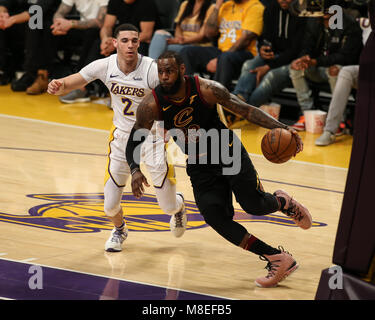Los Angeles, CA, USA. 11 Mär, 2018. Los Angeles Lakers guard Lonzo Kugel (2) verlieren den Kontakt mit Cleveland Kavaliere vorwärts LeBron James (23) Während die Cleveland Cavaliers vs Los Angeles Lakers an Staples Center am 11. März 2018. (Foto durch Jevone Moore) Credit: Csm/Alamy leben Nachrichten Stockfoto