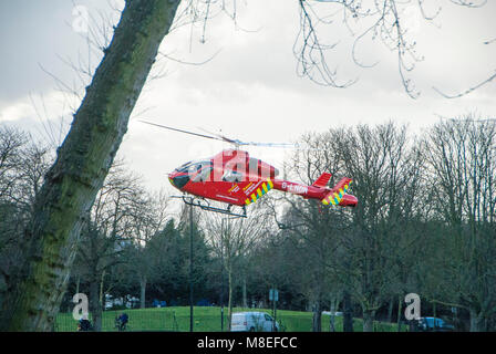 London, UK, 16/03/20018 London Air Ambulance in Aktion auf die Wandsworth Gemeinsamen. Credit: JOHNNY ARMSTEAD/Alamy leben Nachrichten Stockfoto