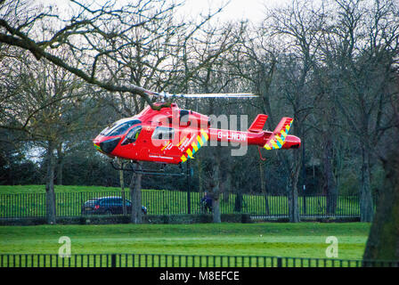 London, UK, 16/03/20018 London Air Ambulance in Aktion auf die Wandsworth Gemeinsamen. Credit: JOHNNY ARMSTEAD/Alamy leben Nachrichten Stockfoto