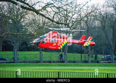 London, UK, 16/03/20018 London Air Ambulance in Aktion auf die Wandsworth Gemeinsamen. Credit: JOHNNY ARMSTEAD/Alamy leben Nachrichten Stockfoto