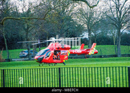 London, UK, 16/03/20018 London Air Ambulance in Aktion auf die Wandsworth Gemeinsamen. Credit: JOHNNY ARMSTEAD/Alamy leben Nachrichten Stockfoto