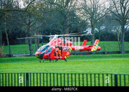 London, UK, 16/03/20018 London Air Ambulance in Aktion auf die Wandsworth Gemeinsamen. Credit: JOHNNY ARMSTEAD/Alamy leben Nachrichten Stockfoto