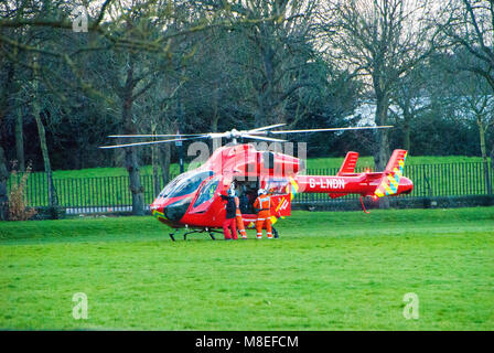 London, UK, 16/03/20018 London Air Ambulance in Aktion auf die Wandsworth Gemeinsamen. Credit: JOHNNY ARMSTEAD/Alamy leben Nachrichten Stockfoto