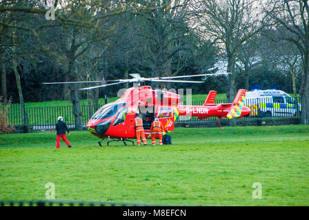 London, UK, 16/03/20018 London Air Ambulance in Aktion auf die Wandsworth Gemeinsamen. Credit: JOHNNY ARMSTEAD/Alamy leben Nachrichten Stockfoto