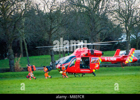 London, UK, 16/03/20018 London Air Ambulance in Aktion auf die Wandsworth Gemeinsamen. Credit: JOHNNY ARMSTEAD/Alamy leben Nachrichten Stockfoto