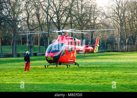 London, UK, 16/03/20018 London Air Ambulance in Aktion auf die Wandsworth Gemeinsamen. Credit: JOHNNY ARMSTEAD/Alamy leben Nachrichten Stockfoto