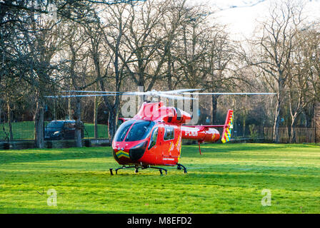 London, UK, 16/03/20018 London Air Ambulance in Aktion auf die Wandsworth Gemeinsamen. Credit: JOHNNY ARMSTEAD/Alamy leben Nachrichten Stockfoto