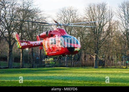 London, UK, 16/03/20018 London Air Ambulance in Aktion auf die Wandsworth Gemeinsamen. Credit: JOHNNY ARMSTEAD/Alamy leben Nachrichten Stockfoto