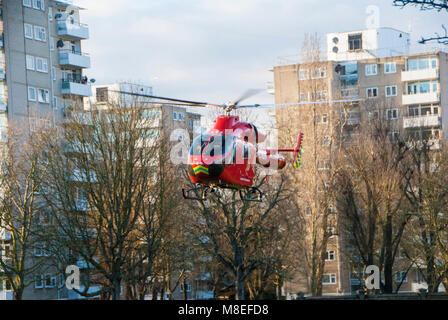 London, UK, 16/03/20018 London Air Ambulance in Aktion auf die Wandsworth Gemeinsamen. Credit: JOHNNY ARMSTEAD/Alamy leben Nachrichten Stockfoto