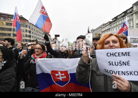 Hunderte von Menschen in der Prager Wenzelsplatz (Foto) heute Abend, am Freitag, 16. März 2018, Neuwahlen in der Slowakei als Ausweg aus der politischen Krise zu demonstrieren, und ein 500-starke Rallye in die mährische Hauptstadt Brünn gezeigt. Die Demonstrationen waren ursprünglich als Protest gegen die slowakische Kabinett von Robert Fico (Smer-Social Demokratie), aber Fico trat mit seinem Kabinett, am Donnerstag, das ist der Grund, warum die Teilnehmer in der Tschechischen Kundgebungen, vor allem aber in den Städten über die Slowakei eine Wahl als Ihr neues Ziel. Nach dem Rücktritt von Fico, der Neue slov Stockfoto