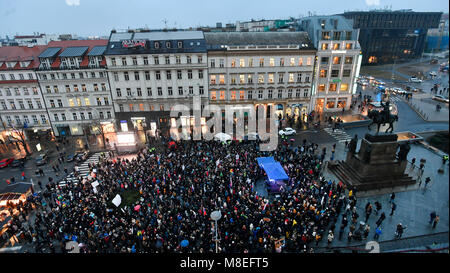 Hunderte von Menschen in der Prager Wenzelsplatz (Foto) heute Abend, am Freitag, 16. März 2018, Neuwahlen in der Slowakei als Ausweg aus der politischen Krise zu demonstrieren, und ein 500-starke Rallye in die mährische Hauptstadt Brünn gezeigt. Die Demonstrationen waren ursprünglich als Protest gegen die slowakische Kabinett von Robert Fico (Smer-Social Demokratie), aber Fico trat mit seinem Kabinett, am Donnerstag, das ist der Grund, warum die Teilnehmer in der Tschechischen Kundgebungen, vor allem aber in den Städten über die Slowakei eine Wahl als Ihr neues Ziel. Nach dem Rücktritt von Fico, der Neue slov Stockfoto