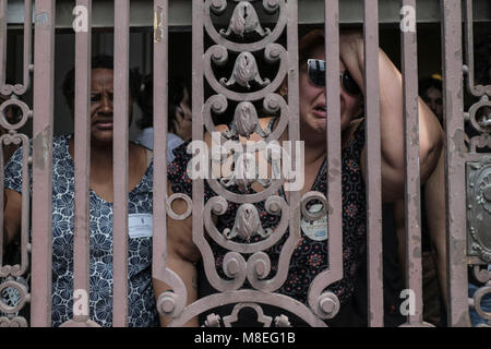 15 März 2018, Brasilien, Rio de Janeiro: Frauen weinen an einem großen Protest auf dem Gelände des Städtischen Kammer von Rio de Janeiro nach der Ermordung von linken Politiker Marielle Franco. Franco war in Rio in der Nacht vom 14./15. März erschossen. Foto: Diego Herculano/dpa Stockfoto