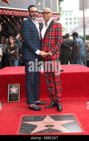 Los Angeles, Ca, USA. 16 Mär, 2018. Georges LeBar und RuPaul dargestellt an der Zeremonie zu Ehren RuPaul auf dem Hollywood Walk of Fame in Los Angeles, Kalifornien am 16. März 2018. Credit: Faye Sadou/Medien Punch/Alamy leben Nachrichten Stockfoto