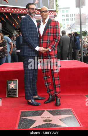 Los Angeles, Ca, USA. 16 Mär, 2018. Georges LeBar und RuPaul dargestellt an der Zeremonie zu Ehren RuPaul auf dem Hollywood Walk of Fame in Los Angeles, Kalifornien am 16. März 2018. Credit: Faye Sadou/Medien Punch/Alamy leben Nachrichten Stockfoto