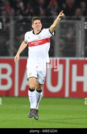 16 März 2018, Deutschland, Freiburg: Bundesligaspiel zwischen SC Freiburg und VfB Stuttgart, Schwarzwald Stadion: Der Stuttgarter Mario Gomez feiert die 0-1 Ziel. Foto: Patrick Seeger/dpa - WICHTIGER HINWEIS: Aufgrund der Akkreditierungsbestimmungen der DFL ist Sterben Publikation und Weiterverwertung im Internet und in Online-Medien 5/6 des Spiels in insgesamt fünfzehn Bilder pro Spiel begrenzt. Stockfoto