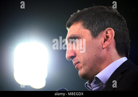 16 März 2018, Deutschland, Freiburg: Bundesligaspiel zwischen SC Freiburg und VfB Stuttgart, Schwarzwald Stadion: Stuttgarts Trainer Tayfun Korkut, stehen im Stadion vor dem Spiel. Foto: Patrick Seeger/dpa - WICHTIGER HINWEIS: Aufgrund der Akkreditierungsbestimmungen der DFL ist Sterben Publikation und Weiterverwertung im Internet und in Online-Medien 5/6 des Spiels in insgesamt fünfzehn Bilder pro Spiel begrenzt. Stockfoto