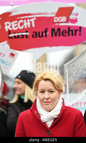 Berlin, Deutschland. 16 Mär, 2018. 16 März 2018, Deutschland, Berlin: Franziska Giffey (SPD), deutscher Familien Minister dargestellt, während der 'Equal Pay Day'-Kampagne. Credit: Soeren Stache/dpa/Alamy Leben Nachrichten Quelle: dpa Picture alliance/Alamy leben Nachrichten Stockfoto