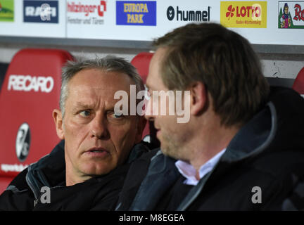 16 März 2018, Deutschland, Freiburg: Bundesligaspiel zwischen SC Freiburg und VfB Stuttgart, Schwarzwald Stadion: Freiburgs Trainer Christian Streich (L) im Gespräch mit sport Direktor Klemens Hartenbach vor dem Spiel. Foto: Patrick Seeger/dpa - WICHTIGER HINWEIS: Aufgrund der Akkreditierungsbestimmungen der DFL ist Sterben Publikation und Weiterverwertung im Internet und in Online-Medien 5/6 des Spiels in insgesamt fünfzehn Bilder pro Spiel begrenzt. Stockfoto