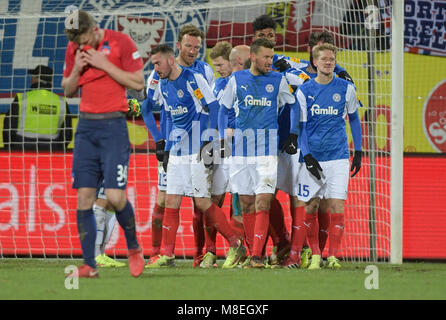 16 März 2018, Deutschland, Kiel: 2. Bundesliga Match zwischen Holstein Kiel und 1. FC Heidenheim Holstein Stadion: Kieler Spieler sammeln nach der Endrunde an ihr Ziel whistle und die 2:1-Sieg feiern. (EMBARGO BEDINGUNGEN - ACHTUNG: Aufgrund der Akkreditierung Richtlinien, die DFL gestattet nur die Veröffentlichung und Verwertung von bis zu 15 Bildern pro Spiel im Internet und in online Medien während des Spiels.) Foto: Axel Heimken/dpa - WICHTIGER HINWEIS: Aufgrund der Akkreditierungsbestimmungen der DFL ist Sterben Publikation und Weiterverwertung im Internet und in Online-Medien währ Stockfoto