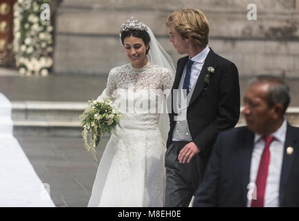 16 März 2018, Peru, Lima: Prinz Christian von Hannover (R) und Alessandra de Osma verlassen die Kirche nach ihrer Trauung in der Basilika San Pedro in der Altstadt von Lima. Foto: Giancarlo Shibayama/dpa Stockfoto