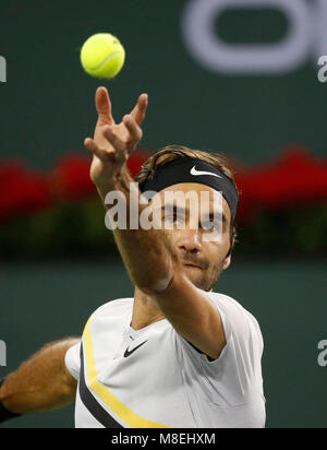 März 15, 2018 Roger Federer (SUI) dient gegen Hyeon Chung (KOR) während der BNP Paribas Open in Indian Wells Tennis Garden, Indian Wells, CA. Charles Baus/CSM Stockfoto