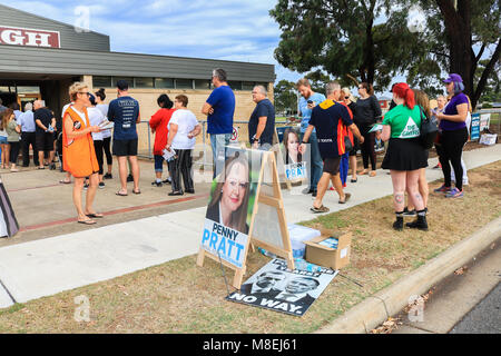 Adelaide Australien. 17. März 2018. Menschen Warteschlange außerhalb einer Vorstadt High School in Adelaide zu stimmen Mitglieder für den 54. Das Parlament von South Australia zu wählen. Die Landtagswahl wird von der Wahlkommission von South Australia (ECSA) als politische Parteien Wettbewerb für 47 Sitze im Haus der Versammlung oder Unterhaus, dessen Mitglieder an den Wahlen 2014 gewählt wurden, und 11 der 22 Sitze im gesetzgebenden Rat oder Oberhaus. Die Abstimmung ist obligatorisch und eine Bürgerpflicht in Australien Credit: Amer ghazzal/Alamy leben Nachrichten Stockfoto