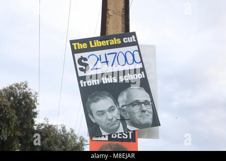 Adelaide Australien. 17. März 2018. Menschen Warteschlange außerhalb einer Vorstadt High School in Adelaide zu stimmen Mitglieder für den 54. Das Parlament von South Australia zu wählen. Die Landtagswahl wird von der Wahlkommission von South Australia (ECSA) als politische Parteien Wettbewerb für 47 Sitze im Haus der Versammlung oder Unterhaus, dessen Mitglieder an den Wahlen 2014 gewählt wurden, und 11 der 22 Sitze im gesetzgebenden Rat oder Oberhaus. Die Abstimmung ist obligatorisch und eine Bürgerpflicht in Australien Credit: Amer ghazzal/Alamy leben Nachrichten Stockfoto