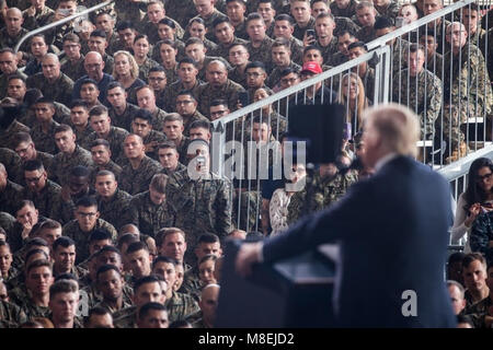 San Diego, CA. - In der Woche vom 12. März - 16: Präsident Donald J. Trumpf liefert Erläuterungen zu militärischen Service Mitglieder des Marine Corps Air Station Miramar, Dienstag, März 13, 2018, San Diego, CA. Personen: Präsident Donald Trump Stockfoto