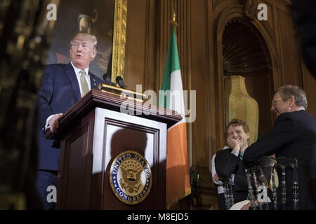 WASHINGTON, DC-WOCHE VON MÄRZ 12 - 16: Präsident Donald J. Trumpf liefert Erläuterungen an die Freunde von Irland Mittagessen, durch den irischen Premierminister Leo Varadkar, auf dem US Capitol, Donnerstag, März 15, 2018, in Washington, D.C. Personen: Präsident Donald Trump Stockfoto
