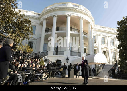 WASHINGTON, DC-WOCHE VON MÄRZ 12 - 16: Präsident Donald J. Trumpf Adressen Reporter Dienstag morgen, 13. März 2018 ausserhalb der südlichen Vorhalle Eingang des Weißen Hauses, die bestätigt, dass Staatssekretär Rex Tillerson wird die Post verlassen und von den CIA-Direktor Mike Pompeo ersetzt werden. Präsident Trump war die Abreise board Marine One für seinen Flug zu Joint Base Andrews, MD., für seinen Flug an Bord der Air Force One in San Diego, CA Personen: Präsident Donald Trump zu Stockfoto