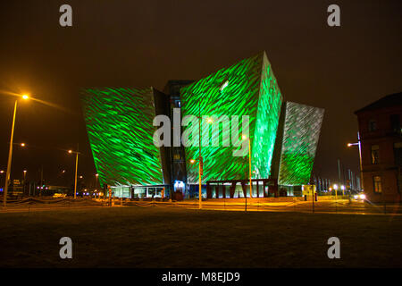 Belfast, Nordirland. 16. März, 2018. Titanic Gebäude in Belfast leuchtet mit grünem Licht zu St. Patrick's Day Credit: Anthony Lynn/Alamy Leben Nachrichten feiern Stockfoto