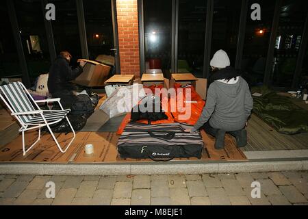 Die Organisation namens Verzinkt organisiert ein Schlaf, Nacht für die Beschaffung von Mitteln für die Nächstenliebe, die Arbeit, die Sie tun den Obdachlosen zu helfen. Über 80 Personen nahmen an diesem 'Sleep Einfach "fund raising Nacht. Stockfoto