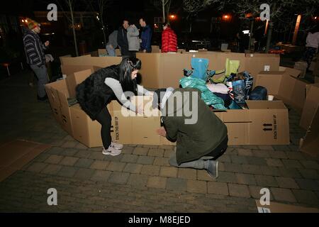 Die Organisation namens Verzinkt organisiert ein Schlaf, Nacht für die Beschaffung von Mitteln für die Nächstenliebe, die Arbeit, die Sie tun den Obdachlosen zu helfen. Über 80 Personen nahmen an diesem 'Sleep Einfach "fund raising Nacht. Stockfoto