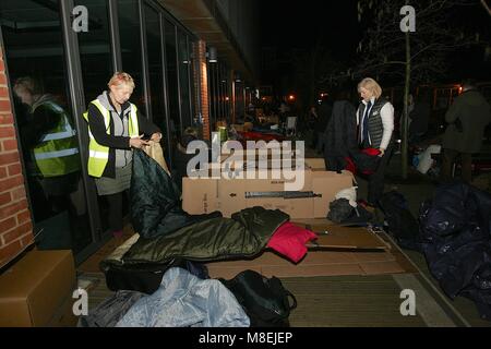 Die Organisation namens Verzinkt organisiert ein Schlaf, Nacht für die Beschaffung von Mitteln für die Nächstenliebe, die Arbeit, die Sie tun den Obdachlosen zu helfen. Über 80 Personen nahmen an diesem 'Sleep Einfach "fund raising Nacht. Stockfoto