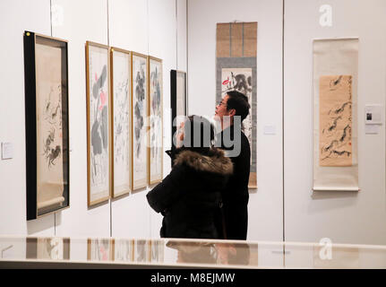 New York, USA. 16 Mär, 2018. Besucher Blick auf Kunstwerke der chinesischen Künstler Qi Baishi während des Public Viewing von Christie's Asiatische Kunst Woche in New York, USA, am 16. März 2018. Christie's am Freitag den Startschuss für seine Asiatische Kunst Woche, eine Reihe von Auktionen, Besichtigungen und Veranstaltungen, von März 16 bis März 23. In dieser Saison präsentiert sechs verschiedene Auktionen einschliesslich Feine Chinesische Keramik und Werke der Kunst, South Asian Moderne zeitgenössische Kunst, etc. Quelle: Wang Ying/Xinhua/Alamy leben Nachrichten Stockfoto