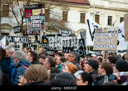 BRATISLAVA, SLOWAKEI - Mar 16, 2018: Demonstranten Schilder halten während einer Demonstration gegen die Regierung fordert eine Änderung in der Regierung in Bratislava, Slowakei Credit: Lubos Paukeje/Alamy leben Nachrichten Stockfoto