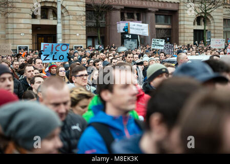 BRATISLAVA, SLOWAKEI - Mar 16, 2018: Demonstranten Schilder halten während einer Demonstration gegen die Regierung fordert eine Änderung in der Regierung in Bratislava, Slowakei Credit: Lubos Paukeje/Alamy leben Nachrichten Stockfoto