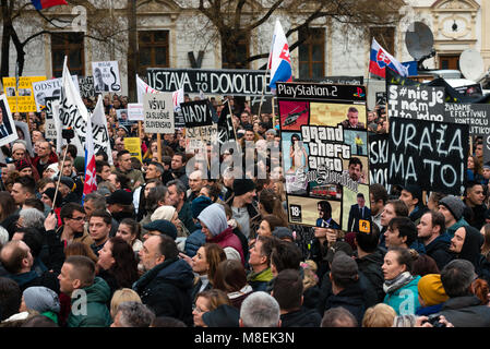 BRATISLAVA, SLOWAKEI - Mar 16, 2018: Demonstranten Schilder halten während einer Demonstration gegen die Regierung fordert eine Änderung in der Regierung in Bratislava, Slowakei Credit: Lubos Paukeje/Alamy leben Nachrichten Stockfoto