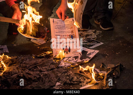 Barcelona, Katalonien, Spanien. 16 Mär, 2018. Die demonstranten gesehen Brennen eine Kopie der spanischen Verfassung während eines Protestes bezeichnet die von der Republik Verteidigung Ausschüsse (CDR) mit Bourbon die Parolen" und Verfassung auf das Lagerfeuer!' die Unabhängigkeit Kataloniens und der katalanischen Republik zu bekräftigen. Credit: Paco Freire/SOPA Images/ZUMA Draht/Alamy leben Nachrichten Stockfoto