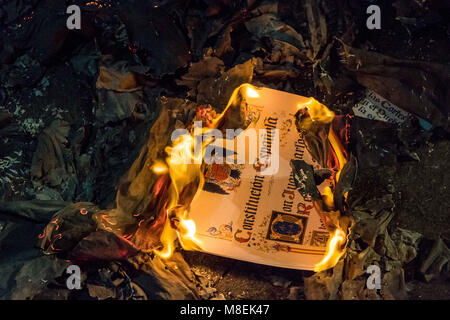 Barcelona, Katalonien, Spanien. 16 Mär, 2018. Eine Kopie der spanischen Verfassung gesehen Brennen während eines Protestes bezeichnet die von der Republik Verteidigung Ausschüsse (CDR) mit Bourbon die Parolen" und Verfassung auf das Lagerfeuer!' die Unabhängigkeit Kataloniens und der katalanischen Republik zu bekräftigen. Credit: Paco Freire/SOPA Images/ZUMA Draht/Alamy leben Nachrichten Stockfoto