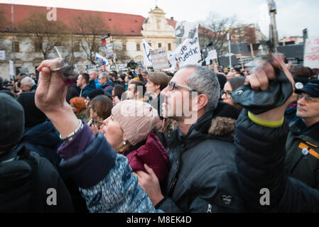 BRATISLAVA, SLOWAKEI - Mar 16, 2018: Demonstranten Tasten gedrückt, während einer Demonstration gegen die Regierung fordert eine Änderung in der Regierung in Bratislava, Slowakei Credit: Lubos Paukeje/Alamy leben Nachrichten Stockfoto