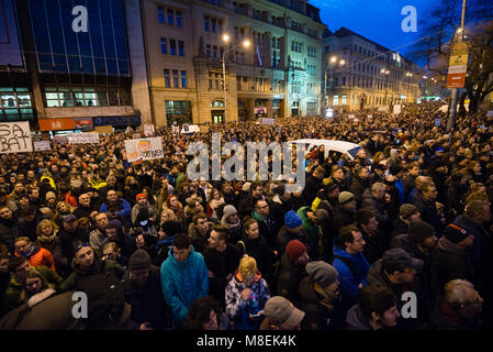 BRATISLAVA, SLOWAKEI - Mar 16, 2018: Demonstration für einen Regierungswechsel in den Straßen von Bratislava, Slowakei Credit: Lubos Paukeje/Alamy leben Nachrichten Stockfoto