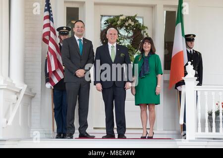 Us Vice President Mike Pence, Mitte, und Karen Pence, rechts, stand mit irischen Taoiseach Leo Varadkar, Links, nachdem er für ein St. Patricks Tag Frühstück an der Naval Observatory März 16, 2018, Washington, DC angekommen. Stockfoto