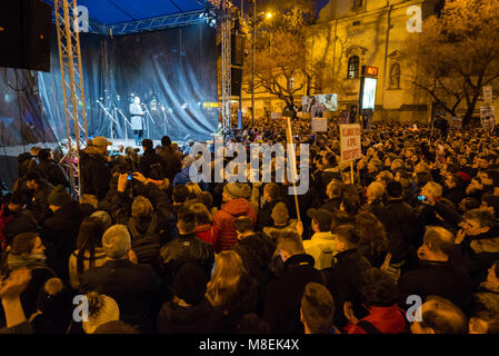 BRATISLAVA, SLOWAKEI - Mar 16, 2018: Demonstranten Schilder halten während einer Demonstration gegen die Regierung fordert eine Änderung in der Regierung in Bratislava, Slowakei Credit: Lubos Paukeje/Alamy leben Nachrichten Stockfoto