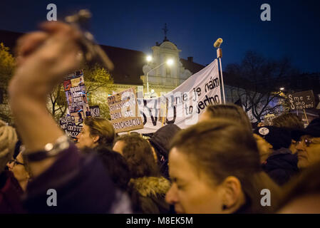 BRATISLAVA, SLOWAKEI - Mar 16, 2018: Demonstranten Schilder halten während einer Demonstration gegen die Regierung fordert eine Änderung in der Regierung in Bratislava, Slowakei Credit: Lubos Paukeje/Alamy leben Nachrichten Stockfoto