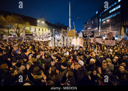 BRATISLAVA, SLOWAKEI - Mar 16, 2018: Demonstranten Schilder halten während einer Demonstration gegen die Regierung fordert eine Änderung in der Regierung in Bratislava, Slowakei Credit: Lubos Paukeje/Alamy leben Nachrichten Stockfoto